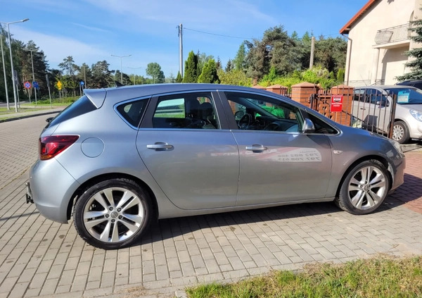 Opel Astra cena 22900 przebieg: 157000, rok produkcji 2011 z Włocławek małe 121